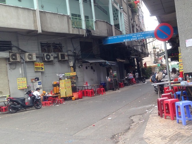 Quán sang đóng cửa, hàng vỉa hè ở Sài Gòn 'lên ngôi' - ảnh 4