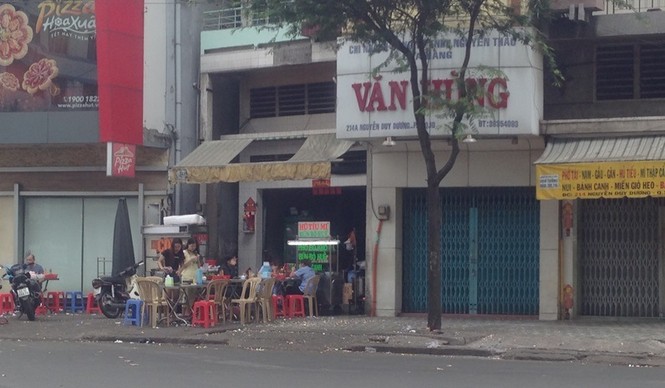 Quán sang đóng cửa, hàng vỉa hè ở Sài Gòn 'lên ngôi' - ảnh 5