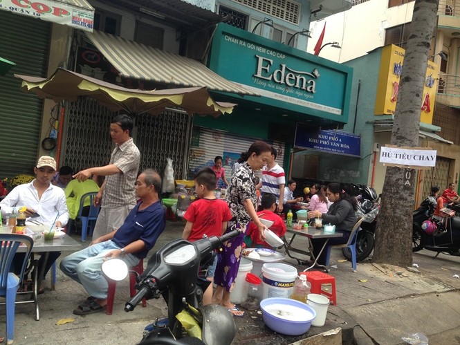 Quán sang đóng cửa, hàng vỉa hè ở Sài Gòn 'lên ngôi' - ảnh 6