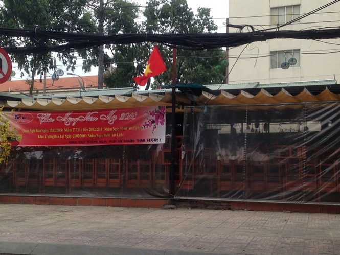 Quán sang đóng cửa, hàng vỉa hè ở Sài Gòn 'lên ngôi' - ảnh 2