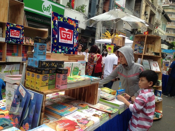 Quán sang đóng cửa, hàng vỉa hè ở Sài Gòn 'lên ngôi' - ảnh 12