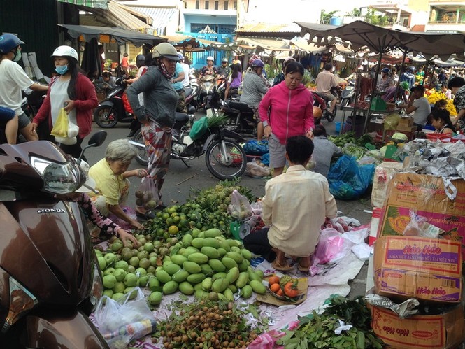 Giật mình rau xanh bán ở chợ lẻ Sài Gòn - ảnh 1