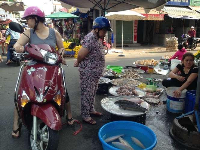 Giật mình rau xanh bán ở chợ lẻ Sài Gòn - ảnh 8