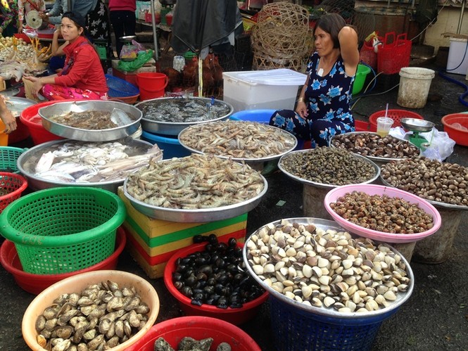 Giật mình rau xanh bán ở chợ lẻ Sài Gòn - ảnh 9
