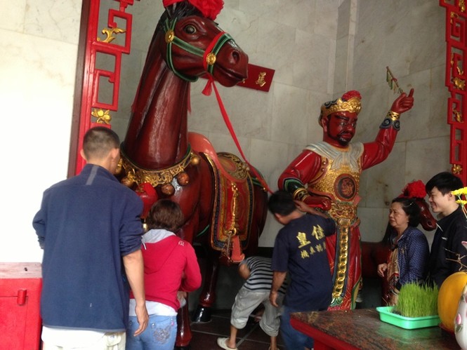 rung chuông đầu năm - ảnh 9