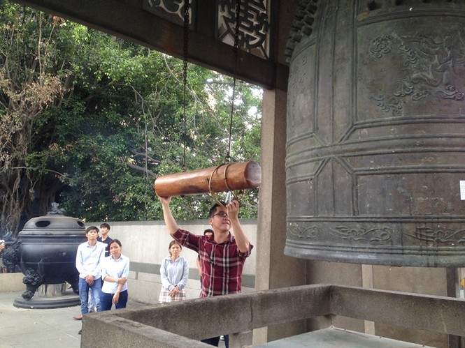 rung chuông đầu năm - ảnh 10