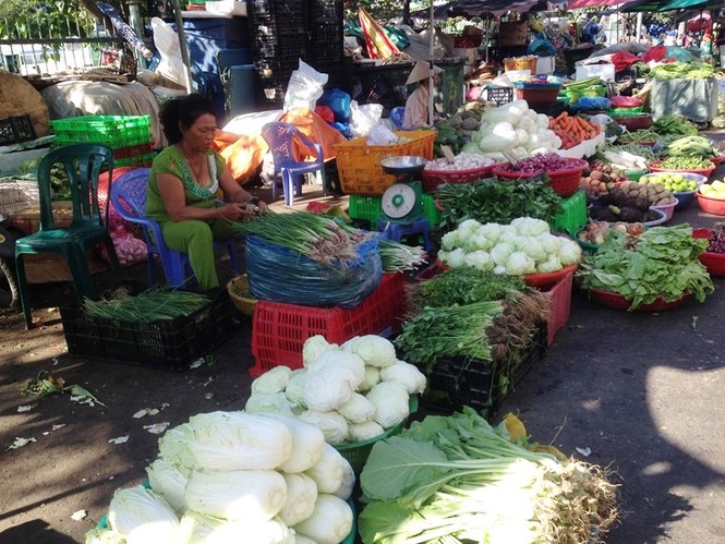 Chợ bán tấp nập ngày mùng 4, người mua vẫn ‘nghỉ Tết’ - ảnh 6
