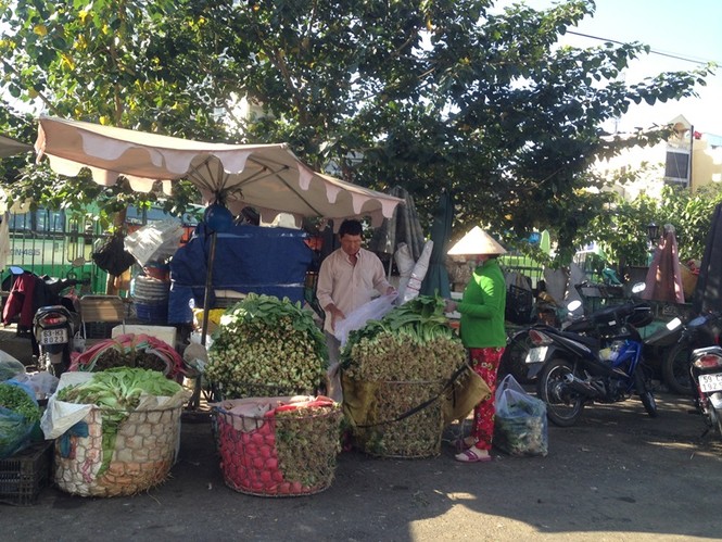 Chợ bán tấp nập ngày mùng 4, người mua vẫn ‘nghỉ Tết’ - ảnh 7