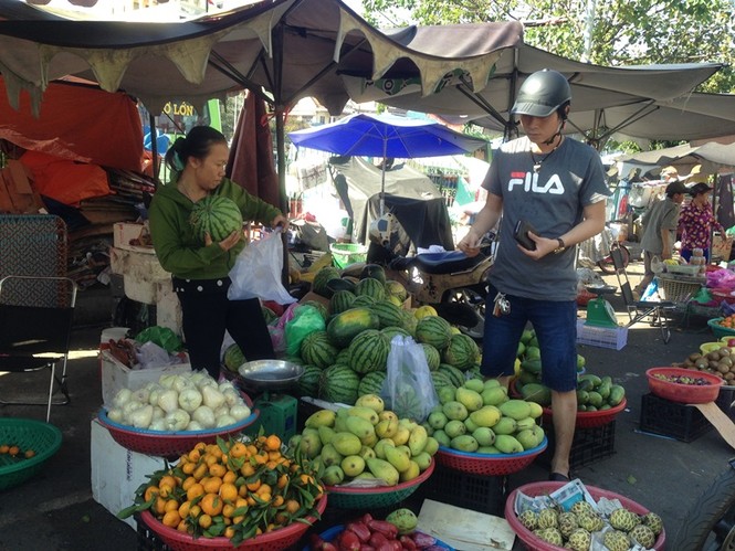 Chợ bán tấp nập ngày mùng 4, người mua vẫn ‘nghỉ Tết’ - ảnh 4