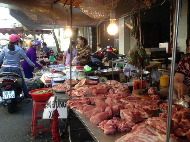 Chợ bán tấp nập ngày mùng 4, người mua vẫn ‘nghỉ Tết’ - ảnh 10