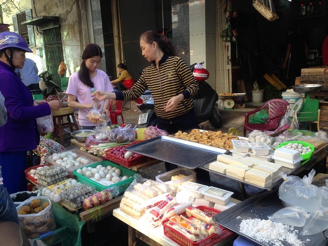 Chợ bán tấp nập ngày mùng 4, người mua vẫn ‘nghỉ Tết’ - ảnh 8