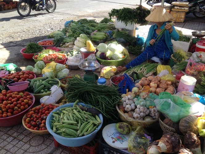 Chợ bán tấp nập ngày mùng 4, người mua vẫn ‘nghỉ Tết’ - ảnh 2