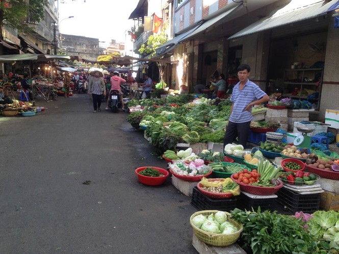 Chợ bán tấp nập ngày mùng 4, người mua vẫn ‘nghỉ Tết’ - ảnh 3