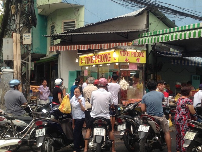 Người Sài Gòn tấp nập mua sắm đồ cúng Tiết Thanh Minh - ảnh 5
