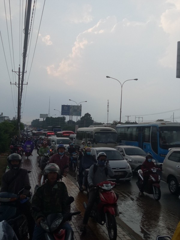 đường bình dương ngập nặng sau cơn mưa chiều - ảnh 1