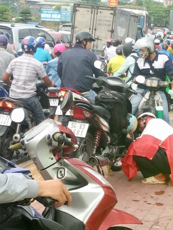 đường bình dương ngập nặng sau cơn mưa chiều - ảnh 3