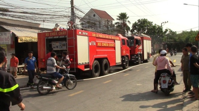 'Bà hỏa' thiêu rụi xưởng gỗ nằm trong khu dân cư - ảnh 1