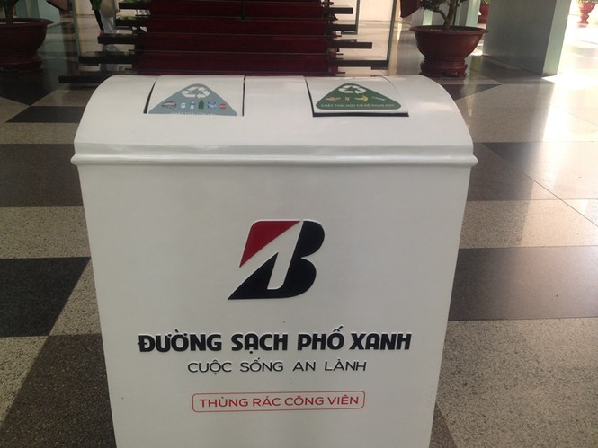 Lần đầu tiên, TPHCM lắp thùng rác biết nói 'cảm ơn' - ảnh 1