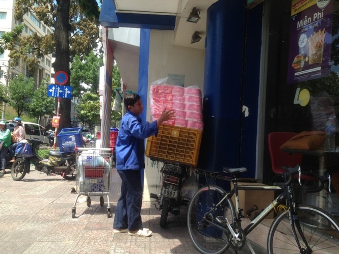 Người Sài Gòn mưu sinh dưới cái nắng 40 độ C - ảnh 10
