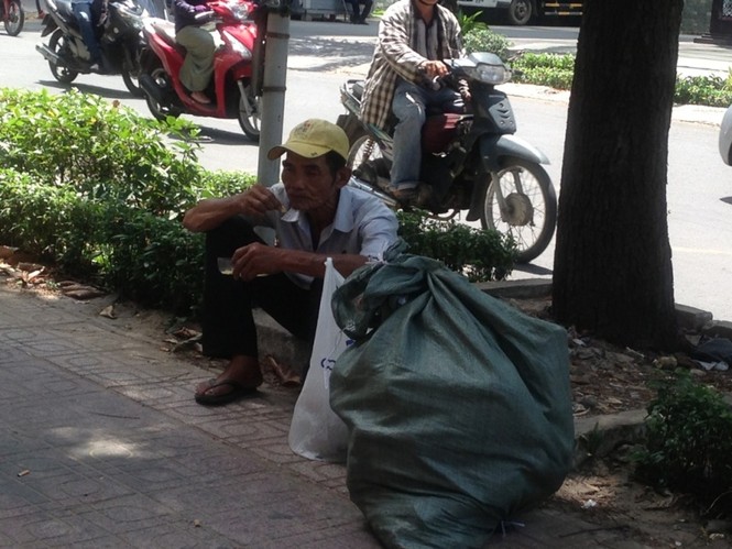 Người Sài Gòn mưu sinh dưới cái nắng 40 độ C - ảnh 15