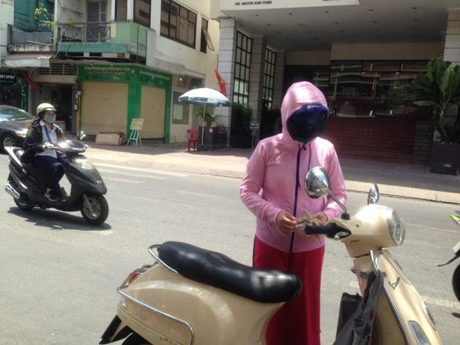Người Sài Gòn mưu sinh dưới cái nắng 40 độ C - ảnh 16