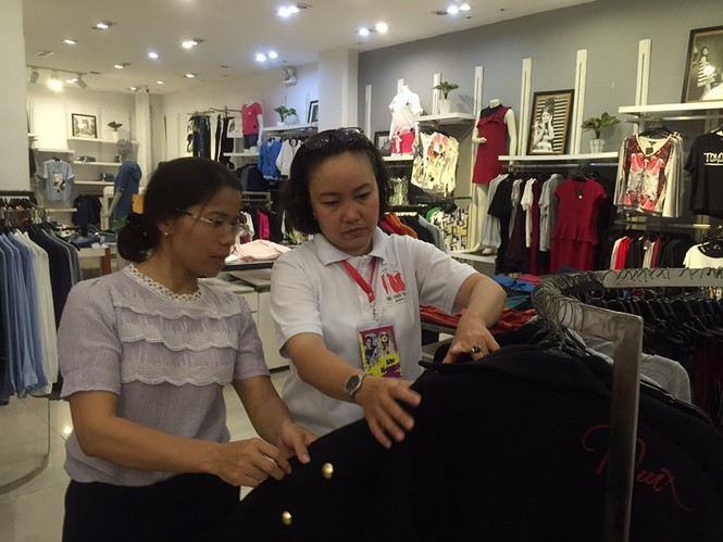 Phố thời trang 'không nói thách' ở Sài Gòn - ảnh 7