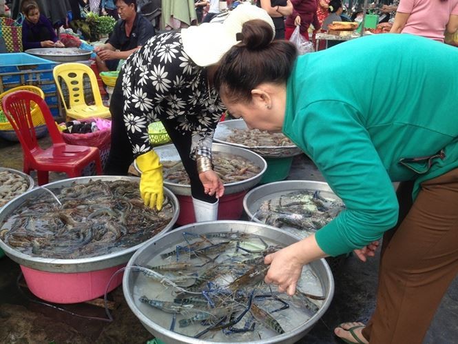 Chợ chiều ở Sài Gòn vẫn tấp nập kẻ mua người bán - ảnh 1
