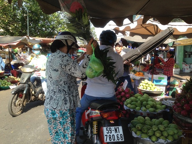 Chợ chiều ở Sài Gòn vẫn tấp nập kẻ mua người bán - ảnh 6