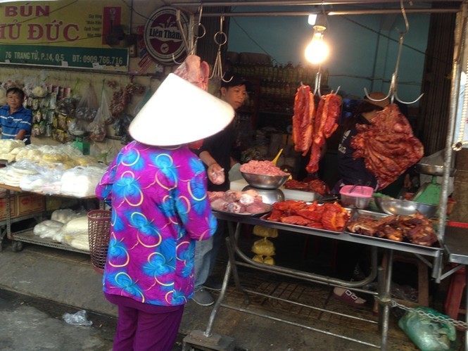Chợ chiều ở Sài Gòn vẫn tấp nập kẻ mua người bán - ảnh 2