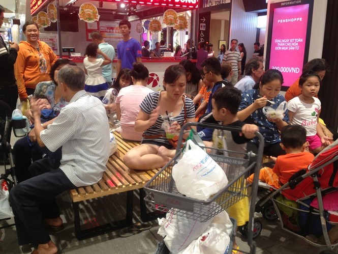 Lễ 30/4, người Sài Gòn xếp hàng vào trung tâm thương mại ăn chơi - ảnh 10