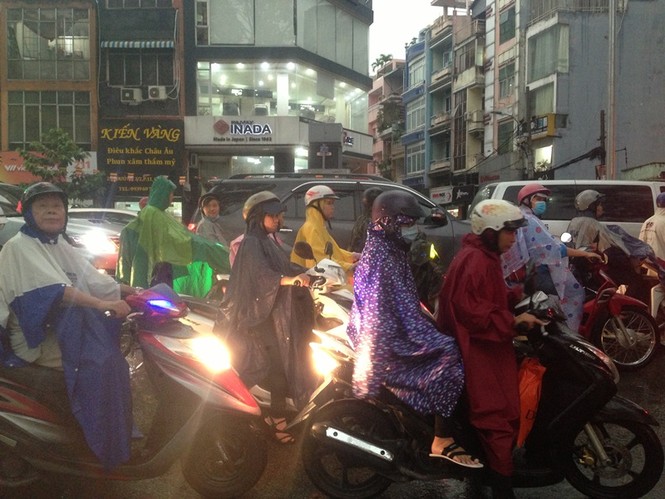 Giao thông Sài Gòn hỗn loạn sau cơn mưa lớn - ảnh 1