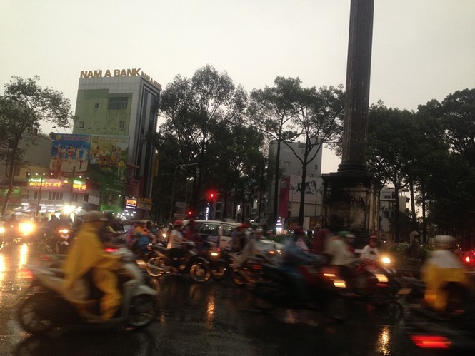 Giao thông Sài Gòn hỗn loạn sau cơn mưa lớn - ảnh 3