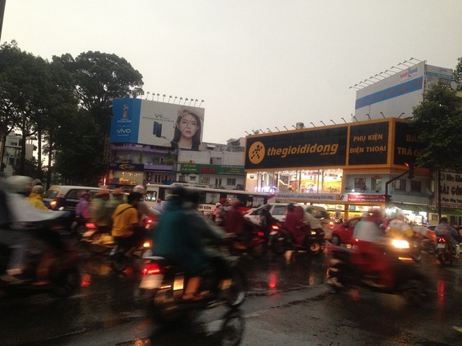 Giao thông Sài Gòn hỗn loạn sau cơn mưa lớn - ảnh 4