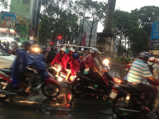 Giao thông Sài Gòn hỗn loạn sau cơn mưa lớn - ảnh 5