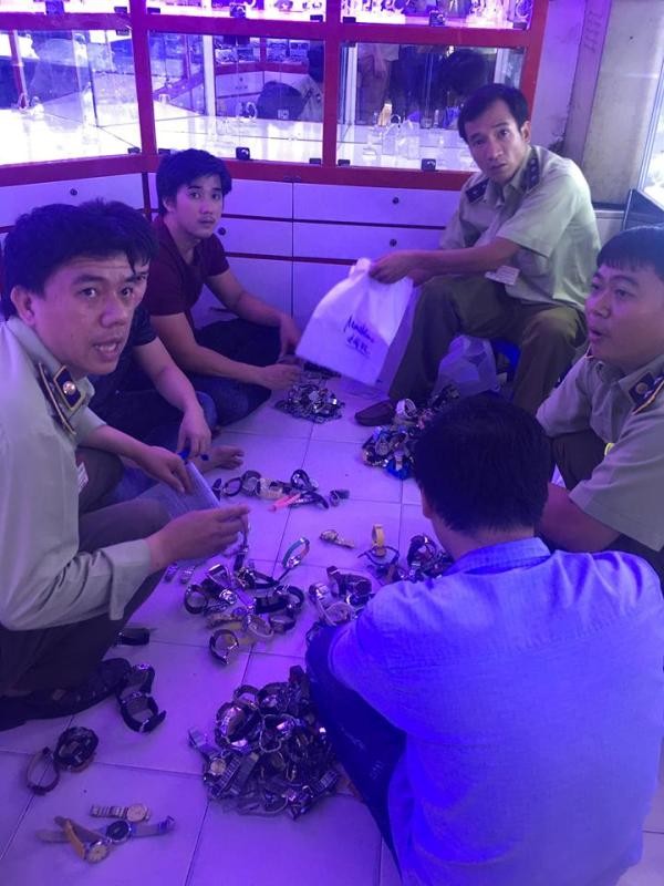 Hàng hiệu 'giả' tràn lan trong chợ Bến Thành - ảnh 1