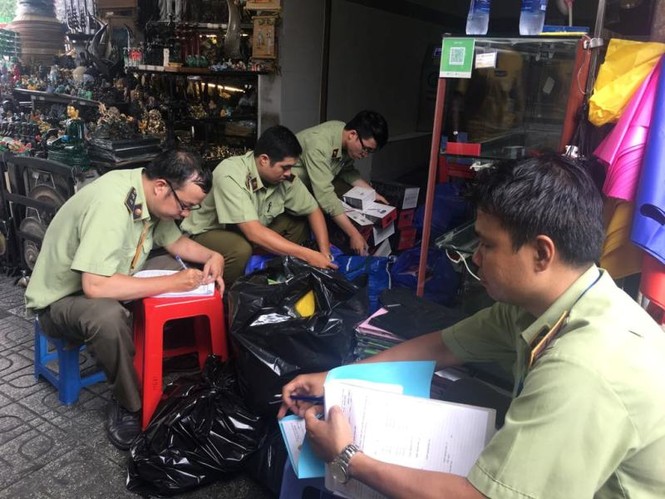 Hàng hiệu 'giả' tràn lan trong chợ Bến Thành - ảnh 5