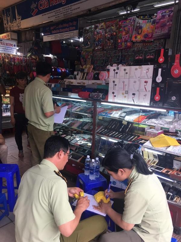 Hàng hiệu 'giả' tràn lan trong chợ Bến Thành - ảnh 4