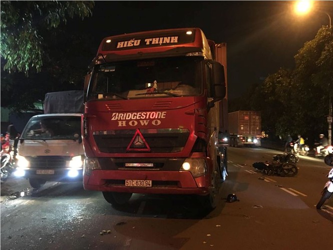 3 người ngã xuống đường bị xe container cán nguy kịch - ảnh 1
