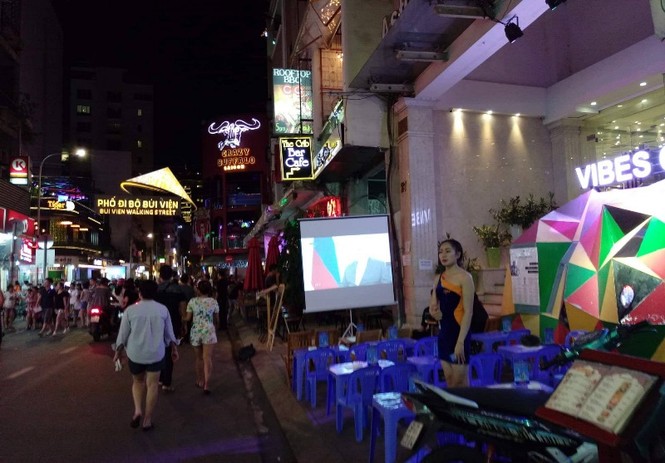 Phố tây Bùi Viện rộn ràng khai màn World Cup - ảnh 1