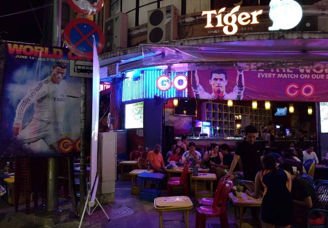 Phố tây Bùi Viện rộn ràng khai màn World Cup - ảnh 7