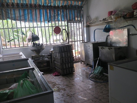Sản xuất chả lụa cạnh nhà vệ sinh - ảnh 2