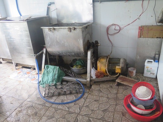 Sản xuất chả lụa cạnh nhà vệ sinh - ảnh 3