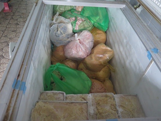 Sản xuất chả lụa cạnh nhà vệ sinh - ảnh 5