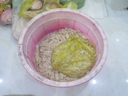 Sản xuất chả lụa cạnh nhà vệ sinh - ảnh 4