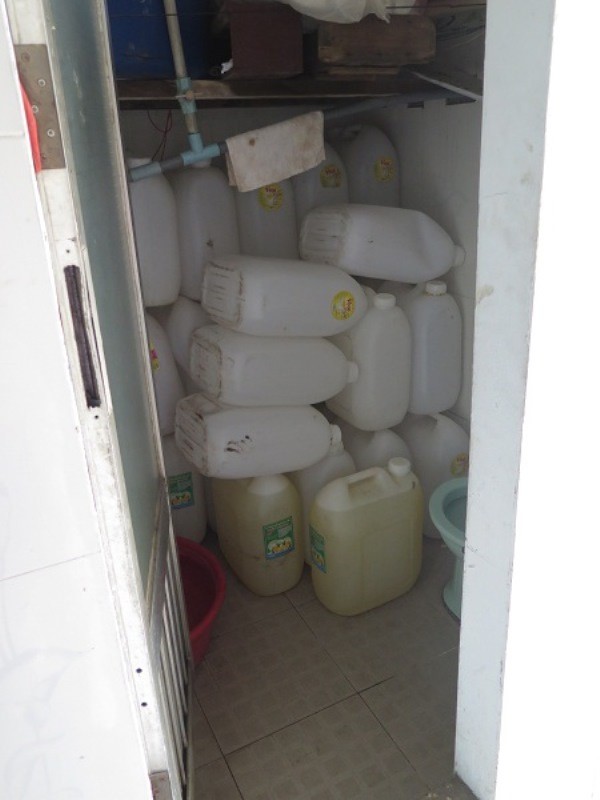 Tạm ngưng hoạt động cơ sở chế biến suất ăn nhếch nhác - ảnh 2