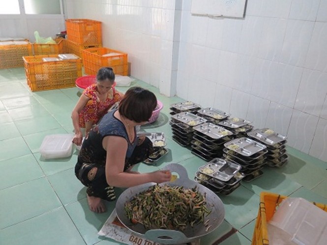 Tạm ngưng hoạt động cơ sở chế biến suất ăn nhếch nhác - ảnh 3
