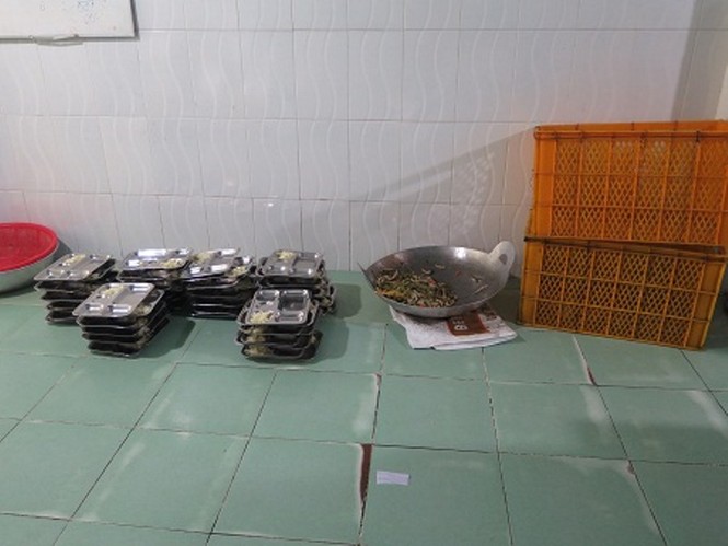 Tạm ngưng hoạt động cơ sở chế biến suất ăn nhếch nhác - ảnh 4
