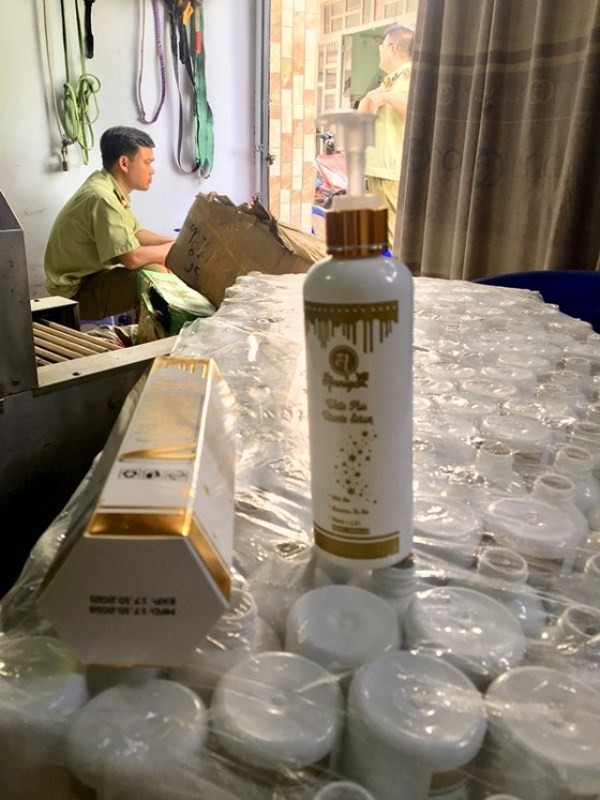 Phát hiện cơ sở xuất mỹ phẩm dỏm ‘Made in Thailand’ ở Sài Gòn - ảnh 1
