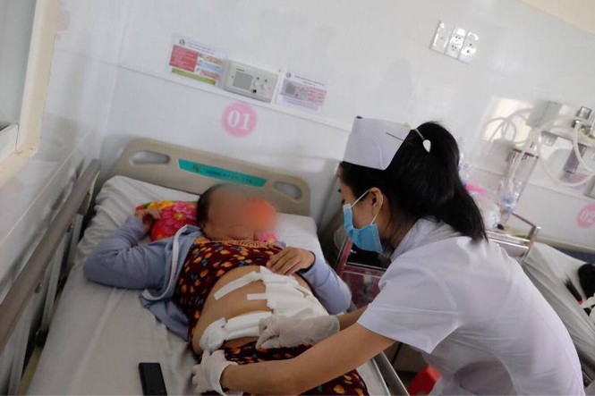 Kỳ tích của BV tuyến quận cho người phụ nữ 27 năm mang hậu môn giả - ảnh 1