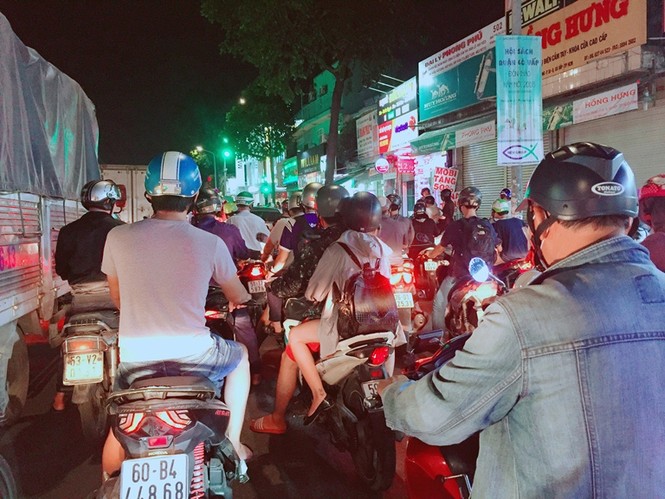 Người dân TPHCM nô nức xuống đường đón chào năm mới - ảnh 2